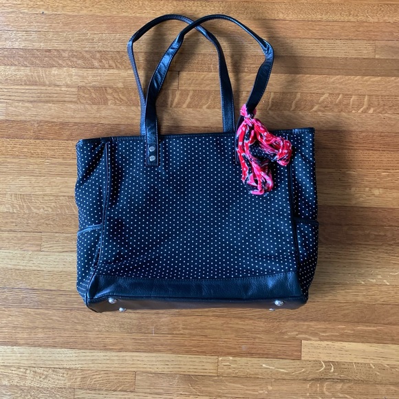 thirty-one Handbags - LIKE NEW Thirty-One bag with scarf